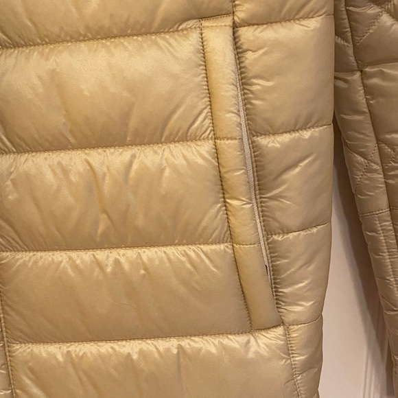 Patagonia Women’s Cream Quilted Puffer Coat - Picture 5 of 7
